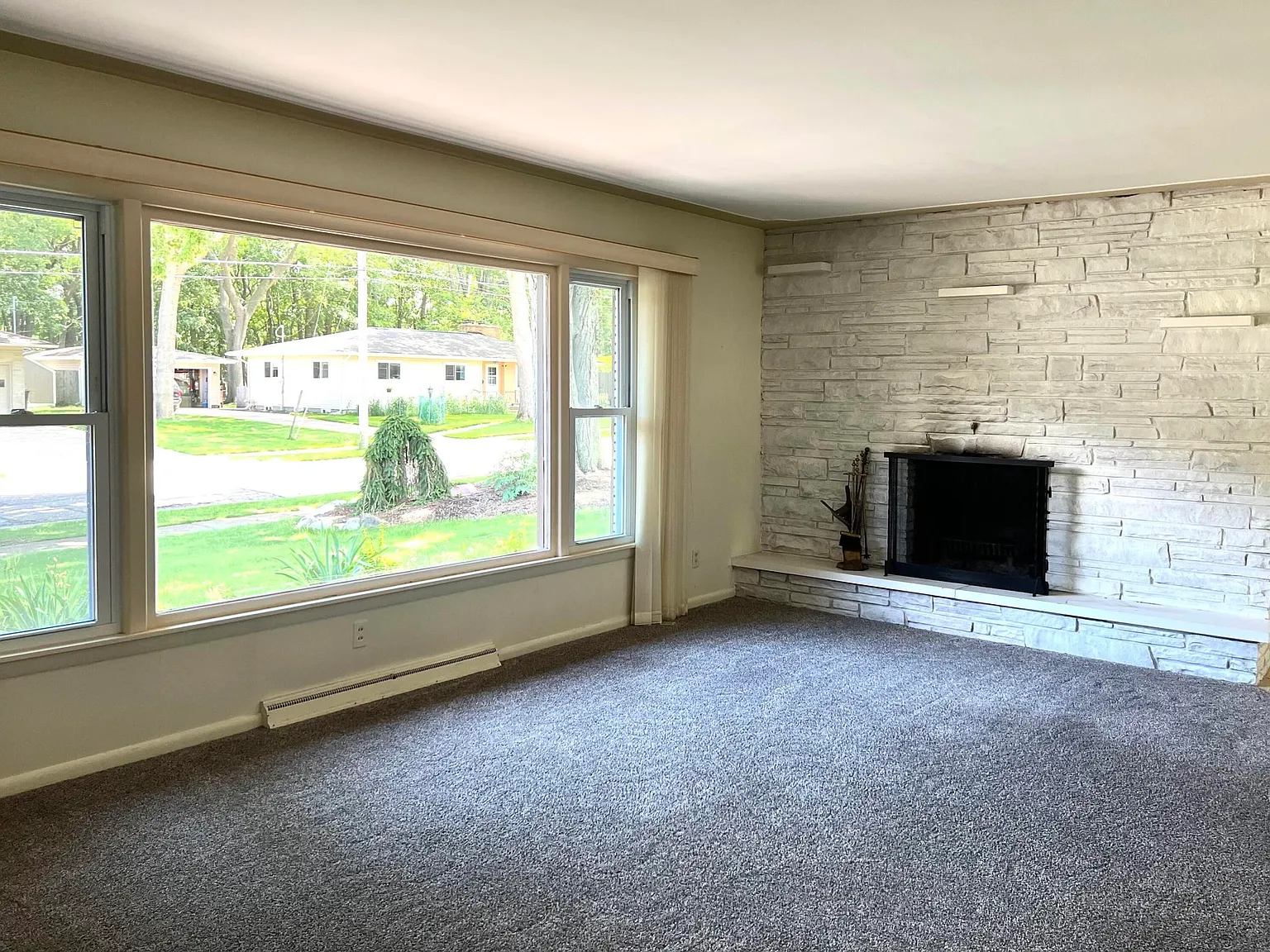 3 bed, 1.5 bath, 2048 sqft, $2,600 — Photo 3