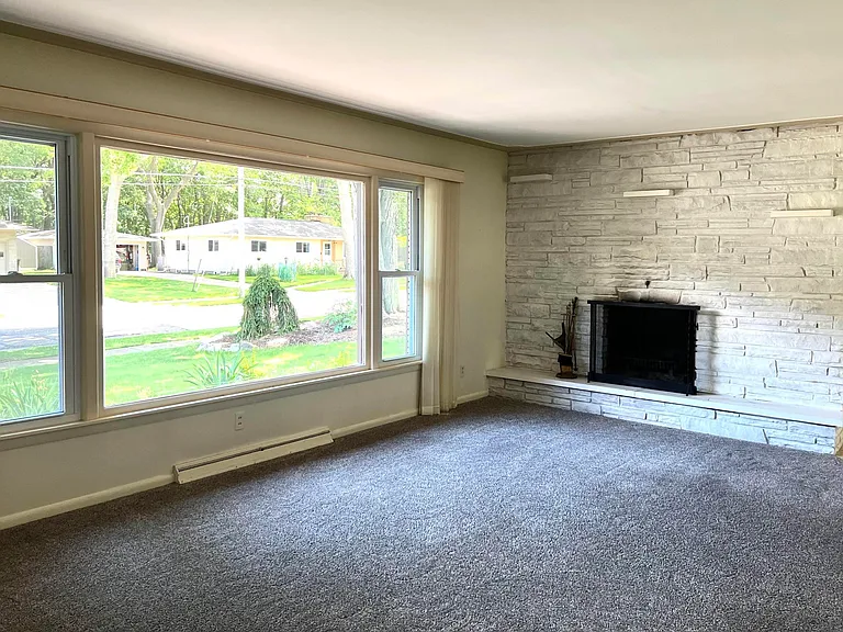 3031 Country Club Dr — Photo 3