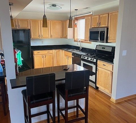 2nd image of 6588 N Northwest Hwy APT 2S