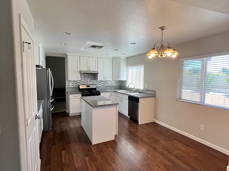 1744 Newark Ln — Photo 3
