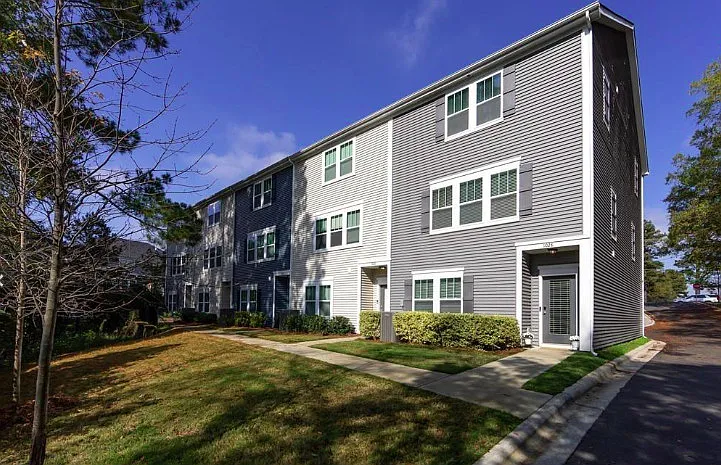 4 bed, 3.5 bath, 2071 sqft, $2,500 — Photo 2