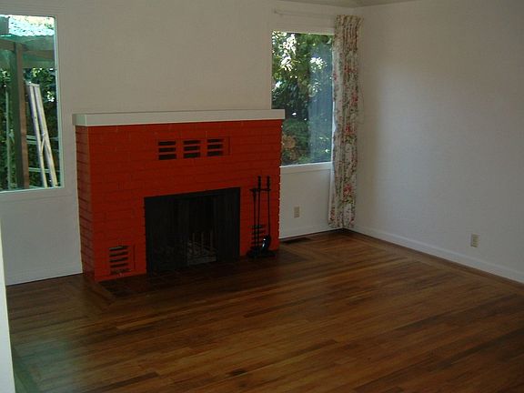 Fireplace/Living Room