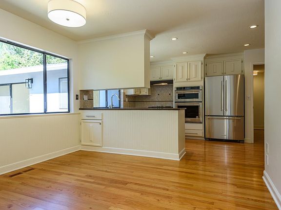 3rd image of 1423 Ashwood Dr