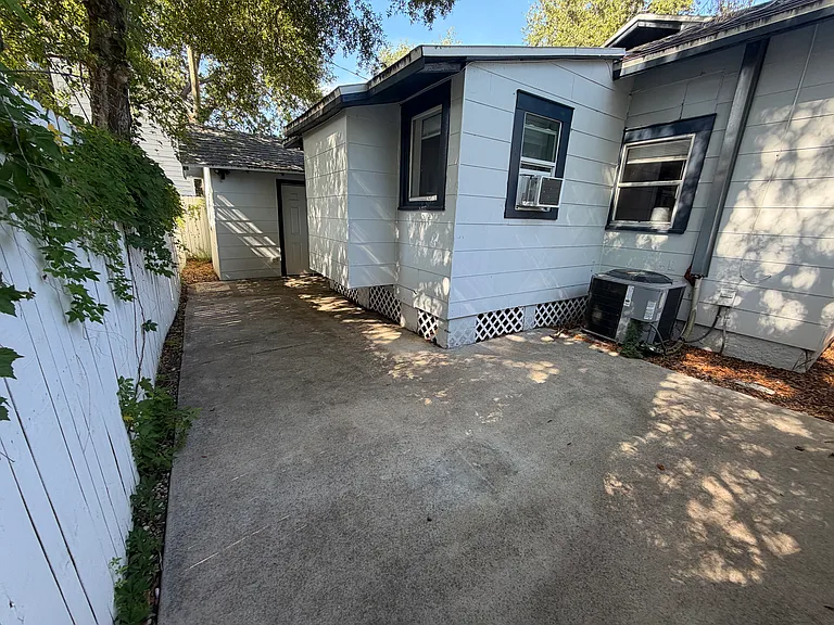 1150 Highland St S — Photo 11