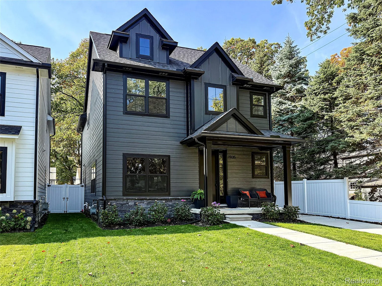 1935 Brookwood Ave photo 1