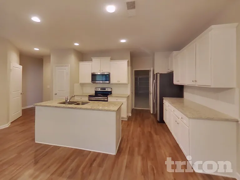 2300 Shady Dr — Photo 4