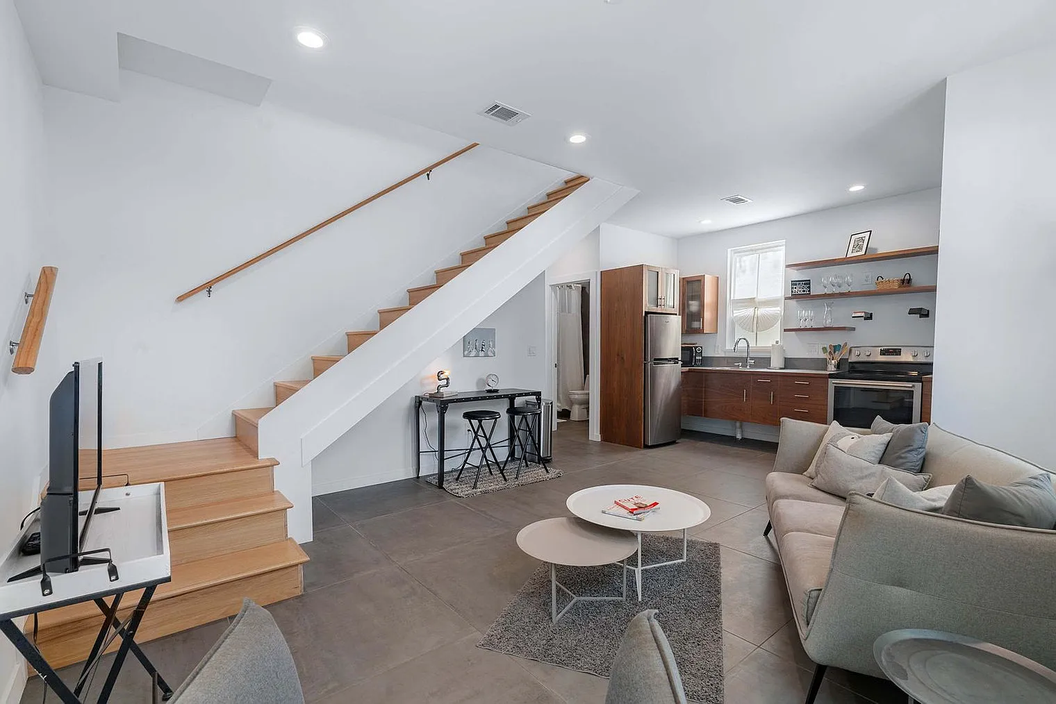 2 bed, 2.0 bath, 904 sqft, $2,844 — Photo 3
