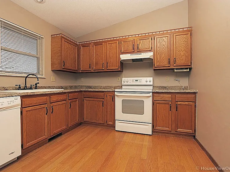 1954 Longview Dr — Photo 12