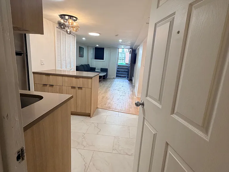 1624 N Oakley Ave — Photo 9