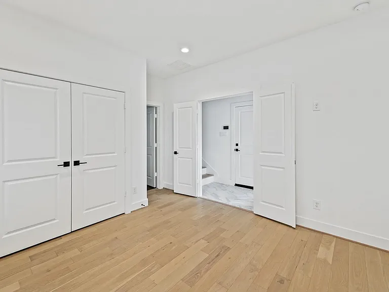 1108 Brooks St — Photo 3