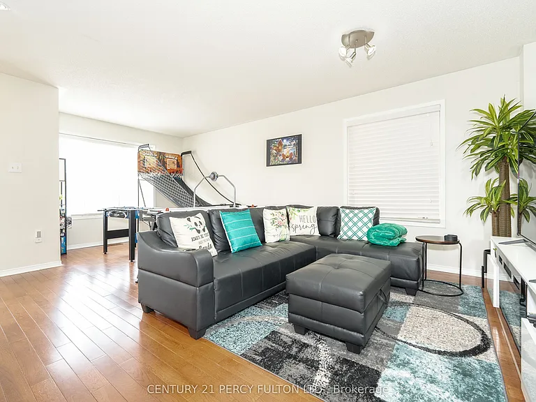 71 Armitage Cres — Photo 9