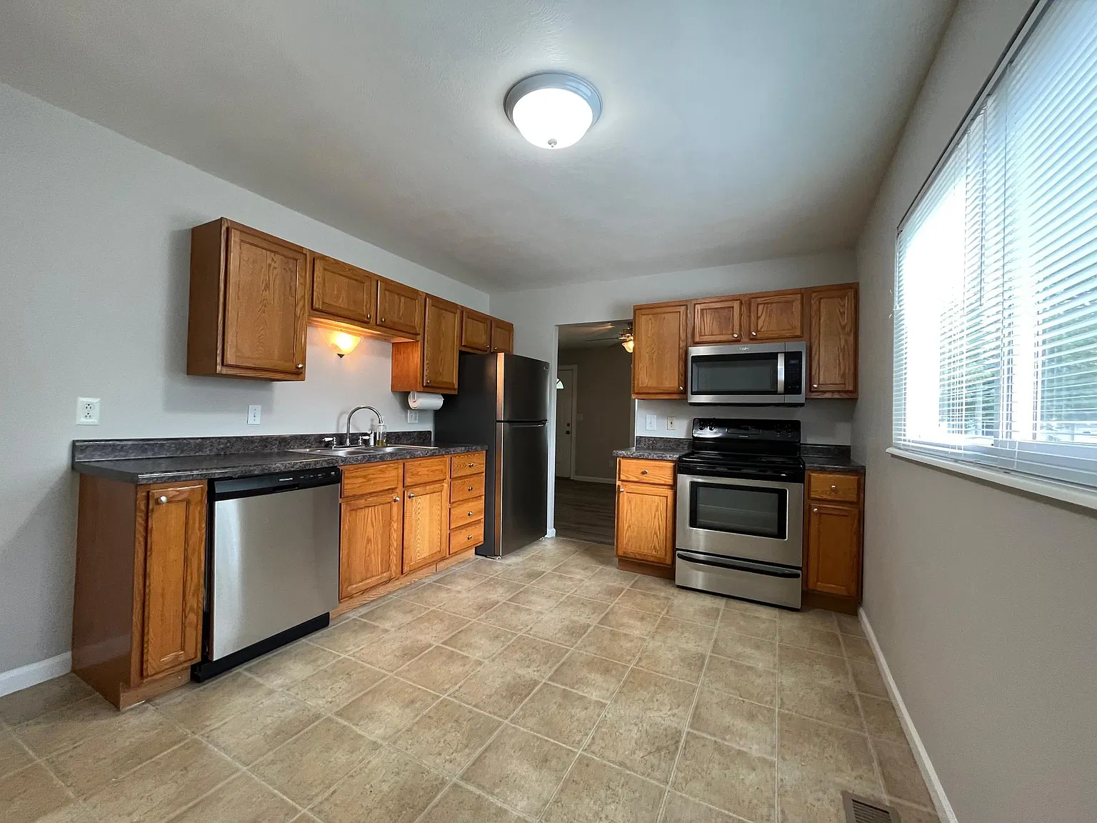 3 bed, 832 sqft, $1,395 — Photo 4