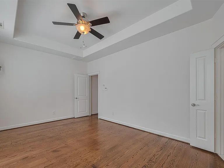 854 W 20th St — Photo 35