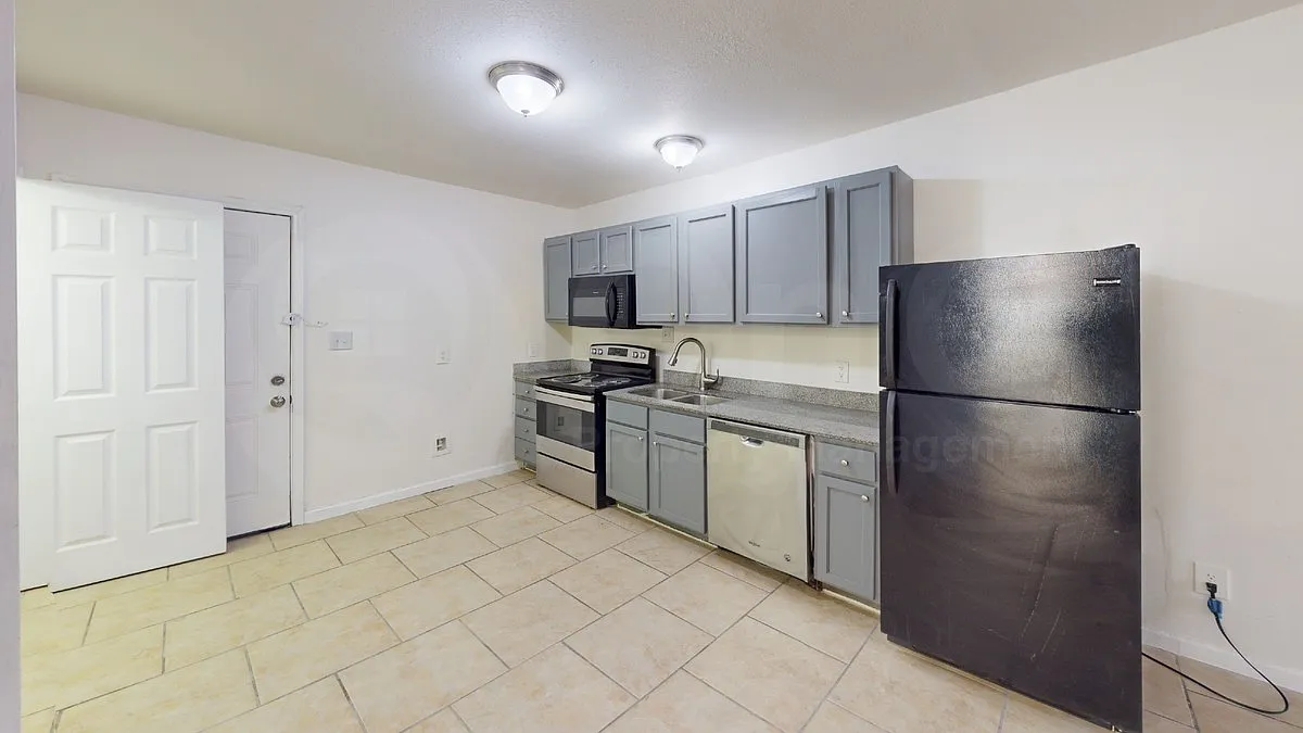 2 bed, 1.5 bath, 780 sqft, $1,299 — Photo 2