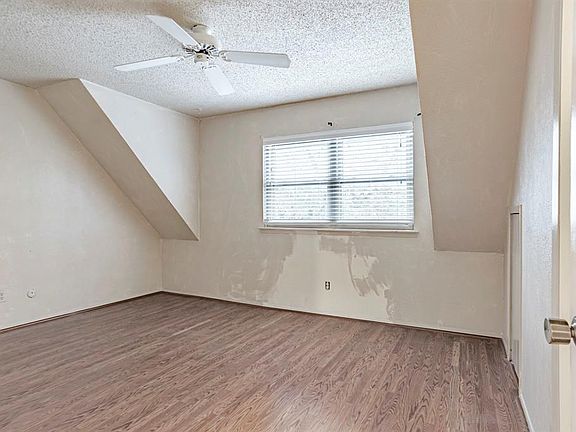 4th image of 511 Saint Charles Dr