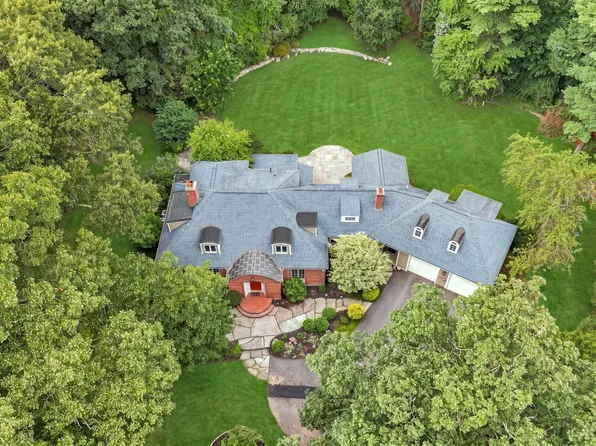 8 Buttercup Ln, Dover, MA 02030