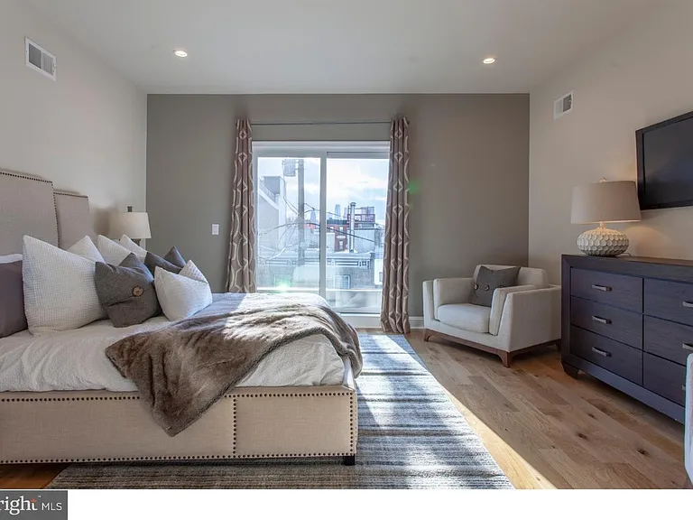 1026 Hyde St — Photo 14