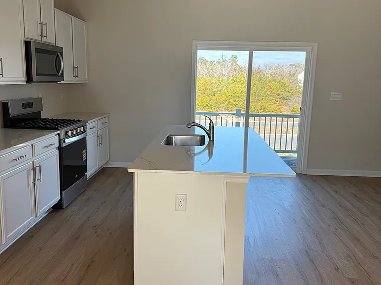 124 Essex Dr — Photo 7