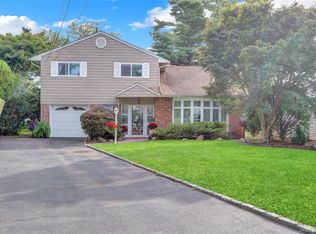 64 South St, Roslyn Heights, NY 11577