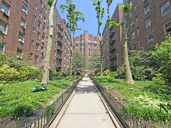 43-10 48th Avenue image 7 of 10