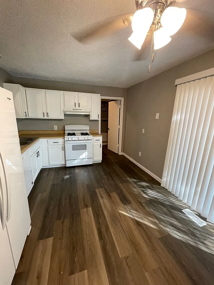3 Bedroom 1 Bath in Belleville — Photo 4
