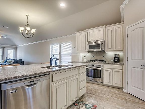 2nd image of 609 Ravenwood Dr