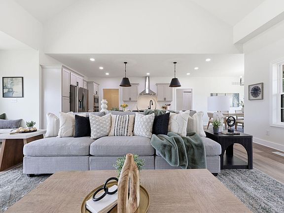 5th image of 414 Fairholme Way