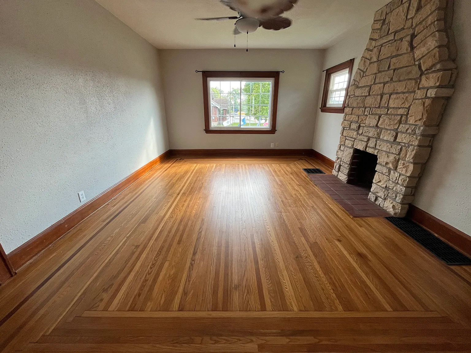 3 bed, 1.5 bath, 1477 sqft, $1,900 — Photo 4