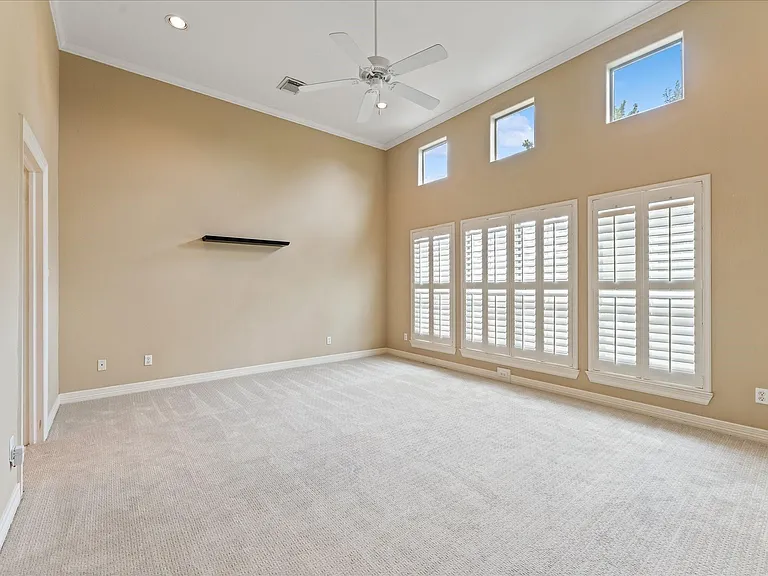 906 Reinicke St — Photo 17