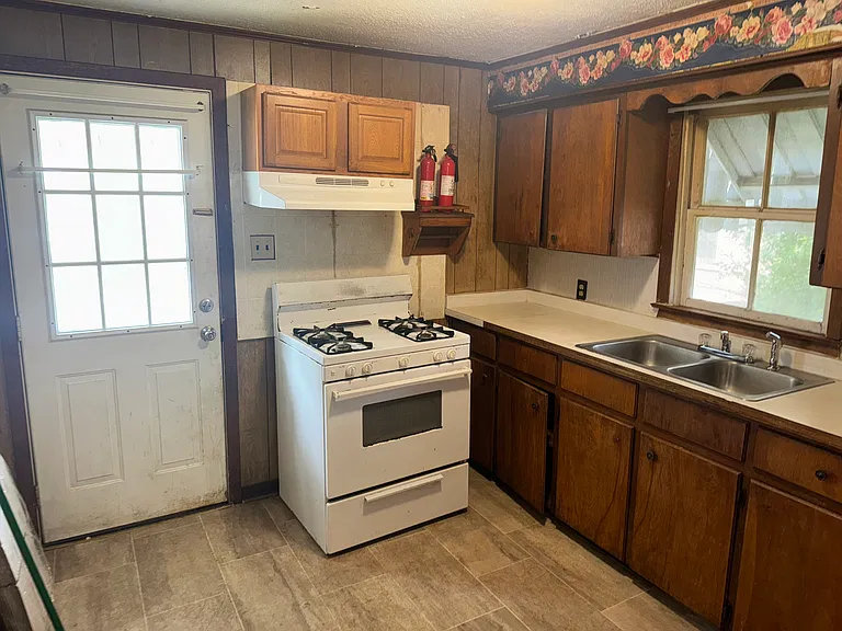 304 Sunnyside Ln — Photo 3
