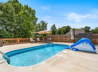 8557 Manor Dr, Bentonville, AR 72712