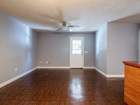 4th image of 305 N Saint Clair Abrams Ave