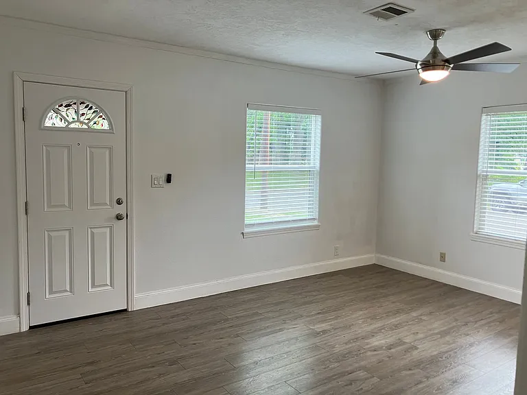 321 Magnolia Ct NW — Photo 2