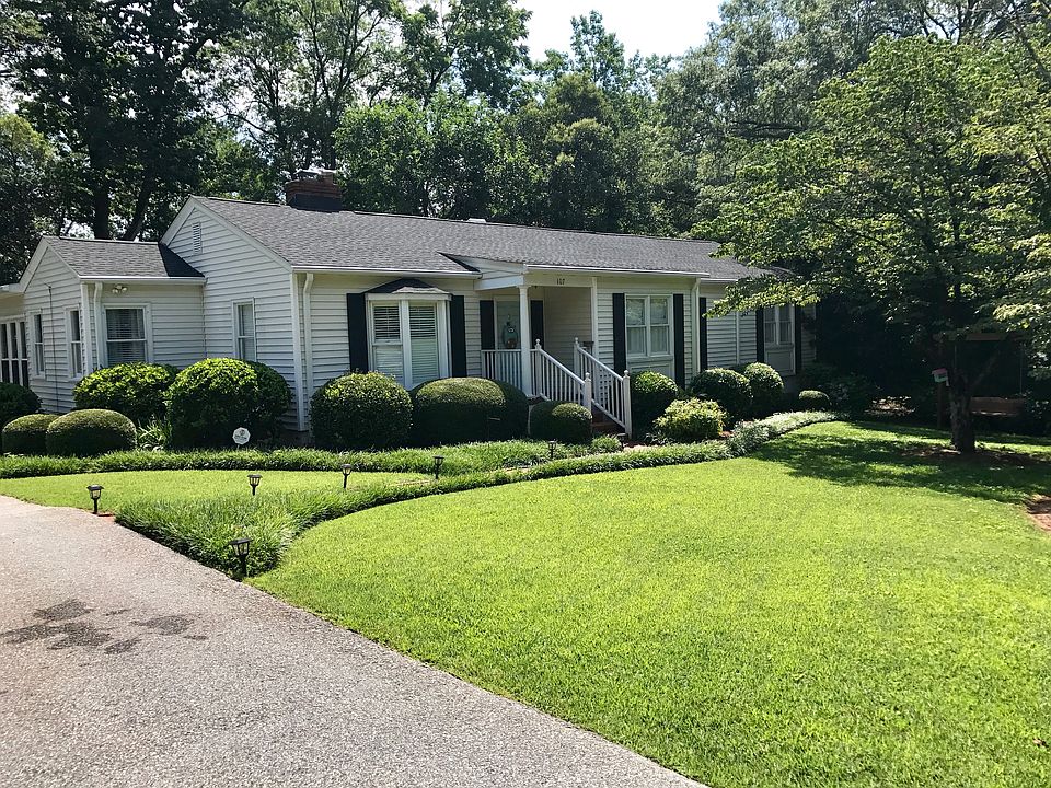 107 Faris Circle - Front Yd