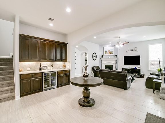 3rd image of 1569 N Hills Dr