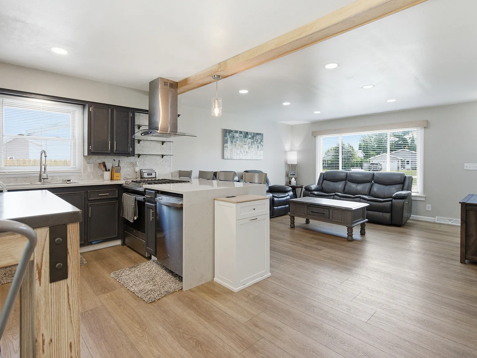3 bed, 1800 sqft, $2,700 — Photo 4