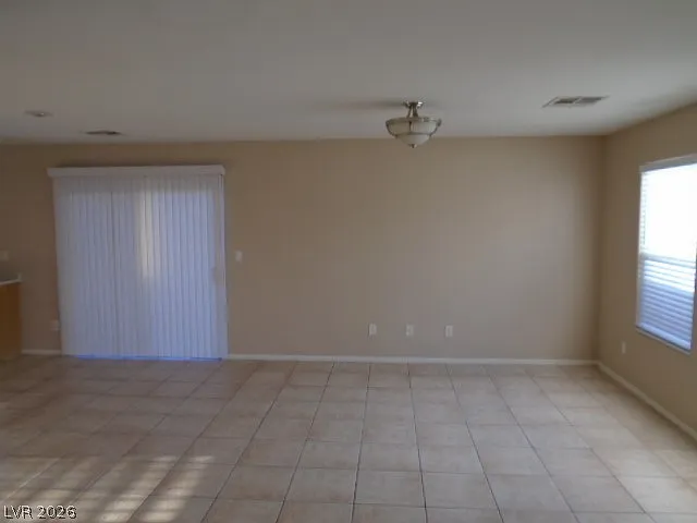 3 bed, 2.0 bath, 1384 sqft, $2,086 — Photo 2