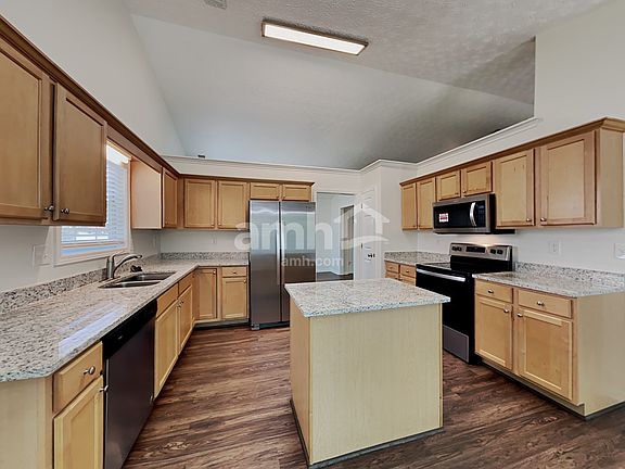 3rd image of 3120 Victoria Park Dr