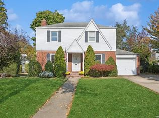 141 Meadow St, Garden City, NY 11530