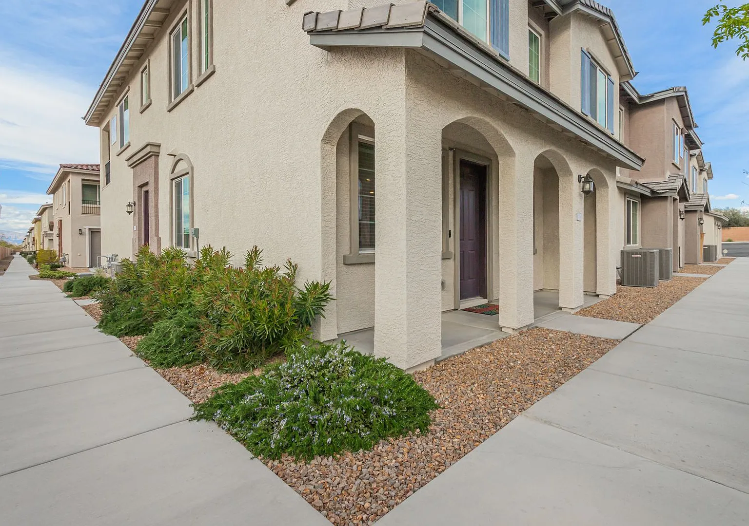 Like new 3-Bedroom Townhome! — Photo 2