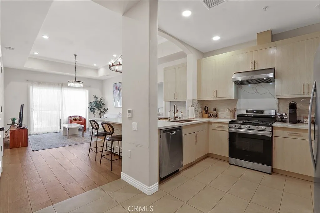 2 bed, 1230 sqft, $3,300 — Photo 2