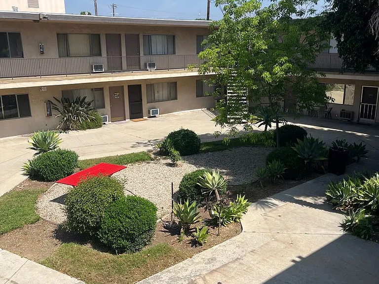 APT LANKERSHIM (RSO) — Photo 4