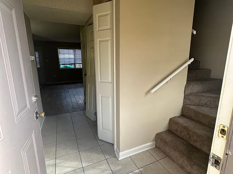 14020 Tiger Bend Rd — Photo 2