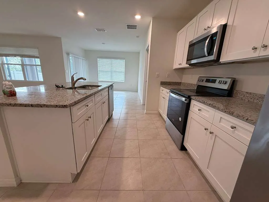 3 bed, 1672 sqft, $2,050 — Photo 4