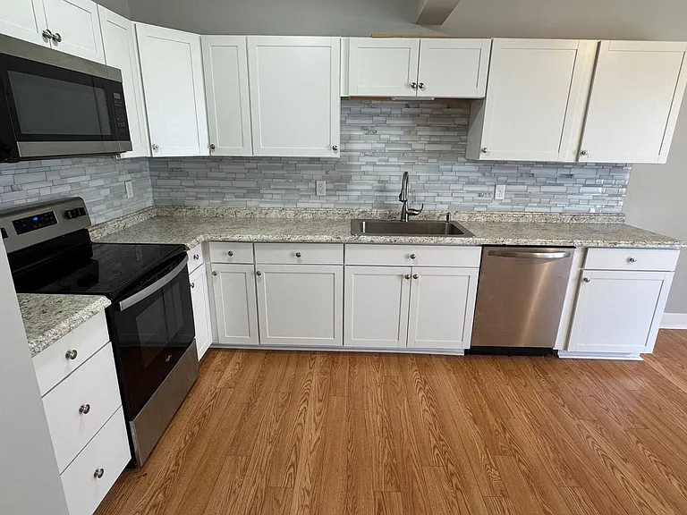 141 Laurel St — Photo 3