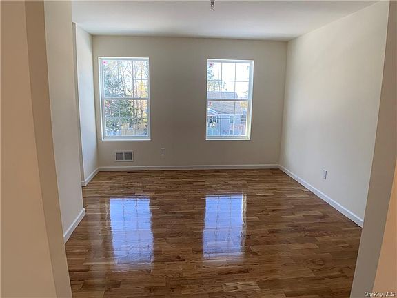 3rd image of 19 Danbury Ct