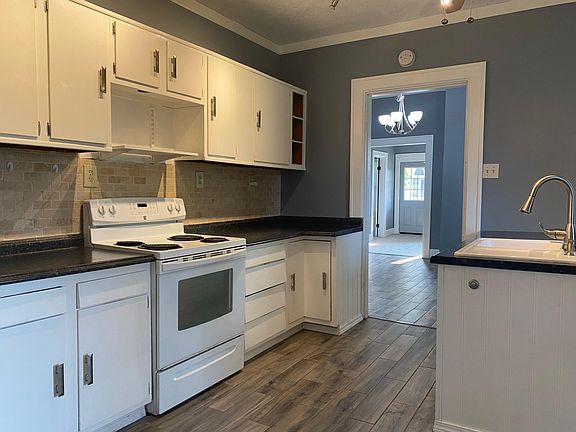 3rd image of 621 Gordon St