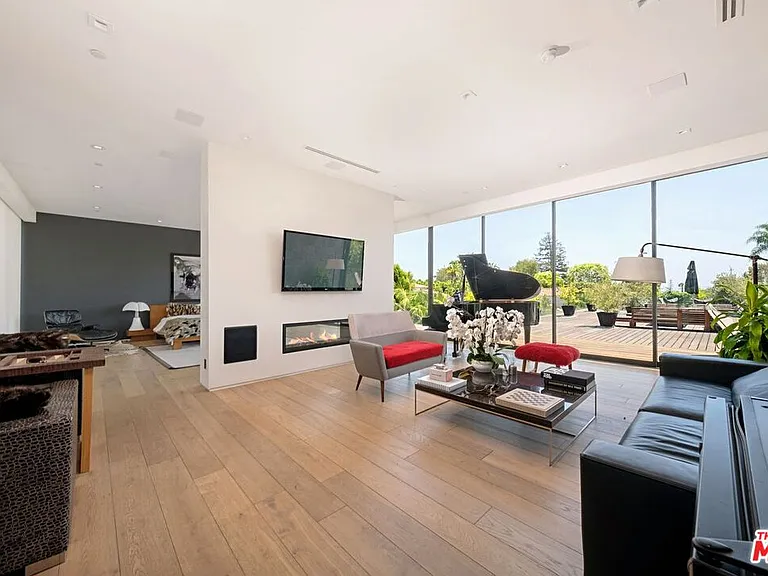 9570 Sunset Blvd — Photo 16