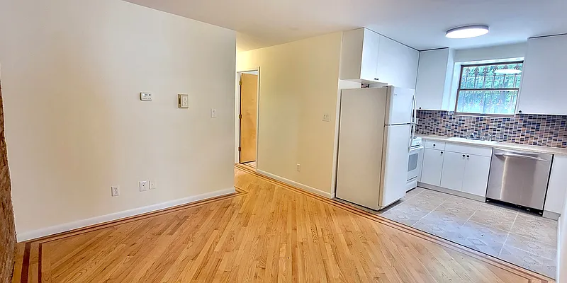 Rented by Senator Realty Estates Inc | media 5