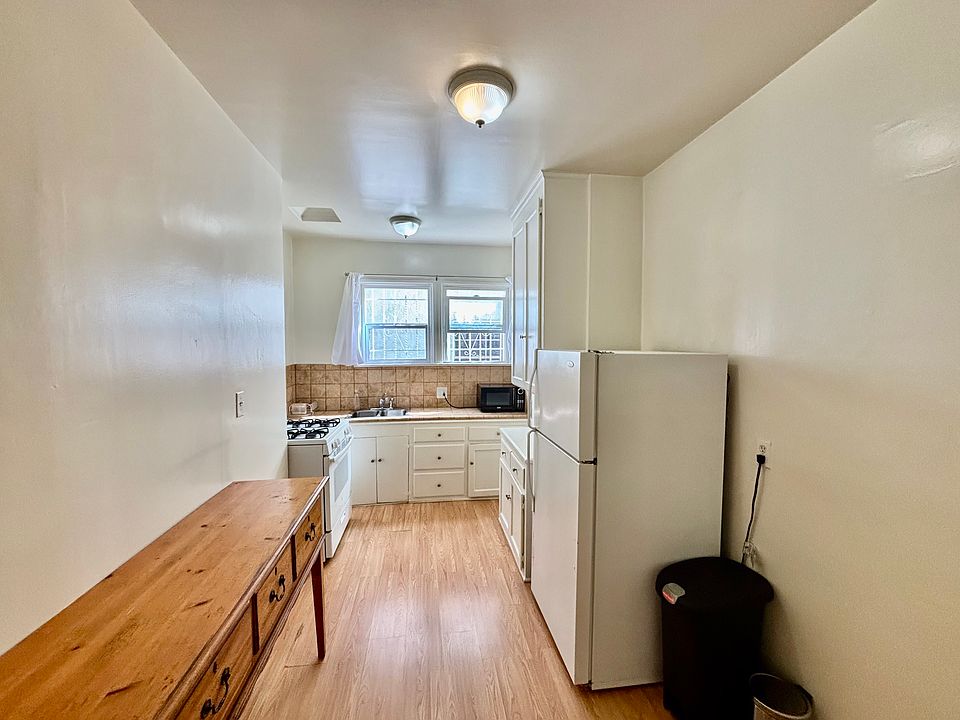 1st image of 169 N La Peer Dr Floor 2